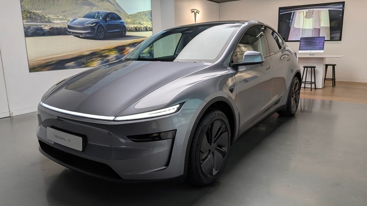 Yeni Model Y’nin, önceki versiyona göre daha aerodinamik bir tasarımla ve yenilenen iç mekân detaylarıyla sunulduğu aktarıldı. Standard Range versiyonunun 62,5 kWh batarya kapasitesiyle 500 kilometreye kadar menzil sunduğu, Long Range versiyonlarının ise 586 ila 600 kilometre arasında değişen menzil değerlerine ulaştığı bilgisi verildi. 