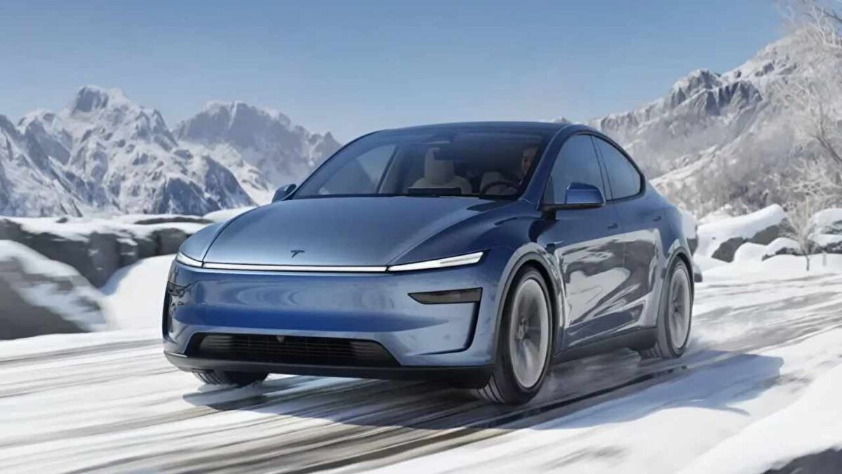 2025 Model Y’yi denemek isteyenler için test sürüşü fırsatı<br>Yeni 2025 Tesla Model Y’yi test etmek isteyenlerin öncelikle kayıt yaptırması gerektiği belirtildi. Test sürüşüne katılmak isteyen kullanıcıların, Tesla’nın internet sitesi üzerinden randevu alması gerektiği aktarıldı. 2025 model Tesla Model Y’nin, Türkiye’de Long Range Dört Çeker versiyonlarıyla satışa sunulduğu paylaşıldı. Bu versiyonların fiyatlarının 3.465.581 TL ile 3.638.035 TL arasında değiştiği ifade edildi. Daha uygun fiyatlı olması beklenen Standard Range versiyonunun ise henüz satışa çıkmadığı, bu modelin mayıs-haziran aylarında Türkiye’ye geleceği bilgisi verildi.