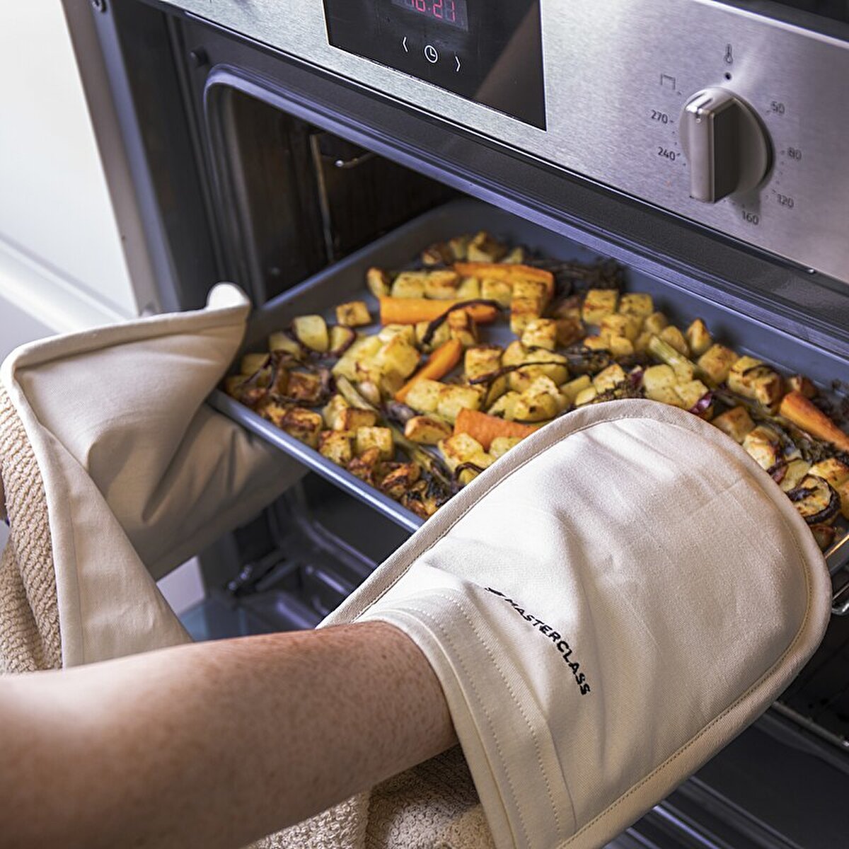 Tencere tutacakları ve fırın eldivenleri:<br>Tencere tutacakları ve fırın eldivenleri, her gün yağ ve ısıya maruz kalıyor. Temiz görünmelerini ve kokmalarını sağlamak için çamaşır makinesinde yıkayarak tazeleyebilirsiniz.<br><br>Özel talimatlar: Yıkamadan önce yağ ve yemek dökülmelerinden kaynaklanan lekelere ön işlem uygulayın.