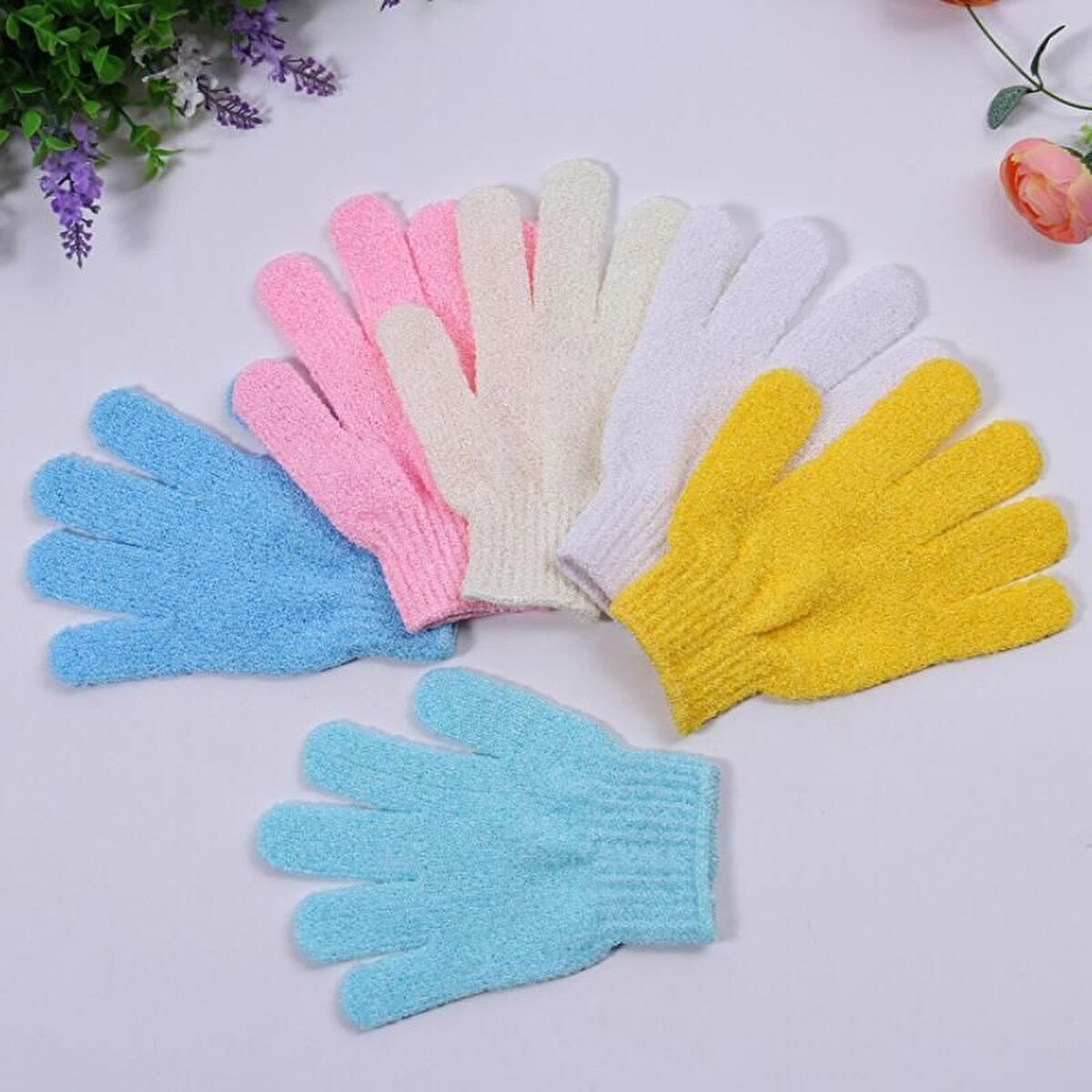 Banyo eldiveni ve puflar:<br>Duşu veya küveti derinlemesine temizlerken, banyo eldiveni ve puf gibi bu ortamlarda sıklıkla bulunan eşyaları temizlemeyi unutmayın. Balanzat, "Bunlar düzenli olarak temizlenmezse bakteri ve küf barındırabilir. Bunları bir iç çamaşırı torbasına koyun ve birkaç haftada bir yumuşak deterjanla nazik bir programda yıkayın. Tekrar kullanmadan önce tamamen kurumalarını sağlayın" diyor.