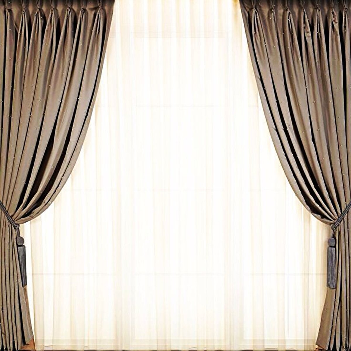 Perdeler:<br>Birçok perde yıkanabilir; ancak öncesinde temizlik talimatları için bakım etiketini kontrol edin. Eğer yıkanabiliyorsa, Balanzat soğuk suda hassas bir program kullanılması, ardından büzülme ve diğer hasarları önlemek için havada kurutulması gerektiğini belirtiyor.<br><br>Özel talimatlar: Yıkamadan önce toz, saç ve diğer birikintileri temizlemek için perdeleri elektrik süpürgesiyle veya silkeleyerek temizleyin.