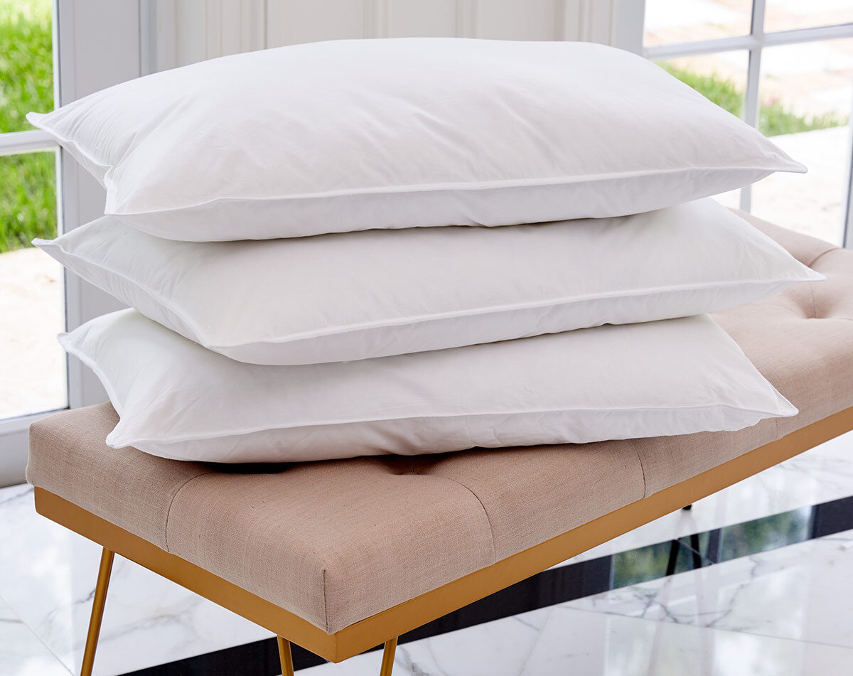 Yatak pedleri ve yastıklar:<br>Balanzat, "Yatak pedlerini toz akarları, ter ve alerjenlerden arındırmak için birkaç ayda bir ılık su ve nazik bir program kullanarak yıkayın. Makinede kurutulacaksa, büzülmeyi önlemek ve dolgunun yapısını korumak için düşük ısı kullanın" diyor. Aynı durum yastıklar için de geçerli ancak hafızalı süngerden yapılmış yastıklar bunun yerine sadece lekelenen kısımları temizlenmeli. Çoğu sentetik ve kuş tüyü yastık, yumuşak bir deterjan kullanılarak makinede yıkanabilir. Makinenin dengesini sağlamak için her seferinde iki tane yıkayın ve topaklanmayı önlemek için kurutucu toplarıyla iyice kurulayın.