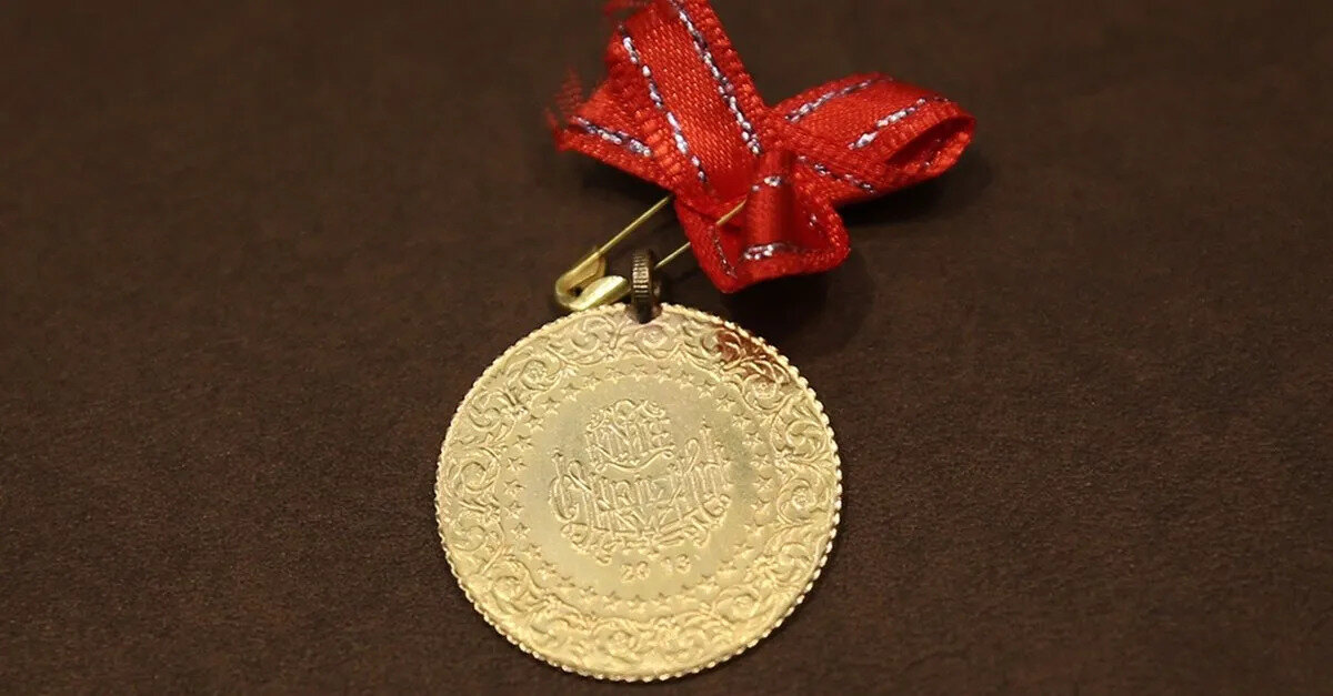 Geçen hafta sonu 6 bin 152 lira olan çeyrek altının satış fiyatı yüzde 2,10 artarak 6 bin 281 liraya yükseldi.