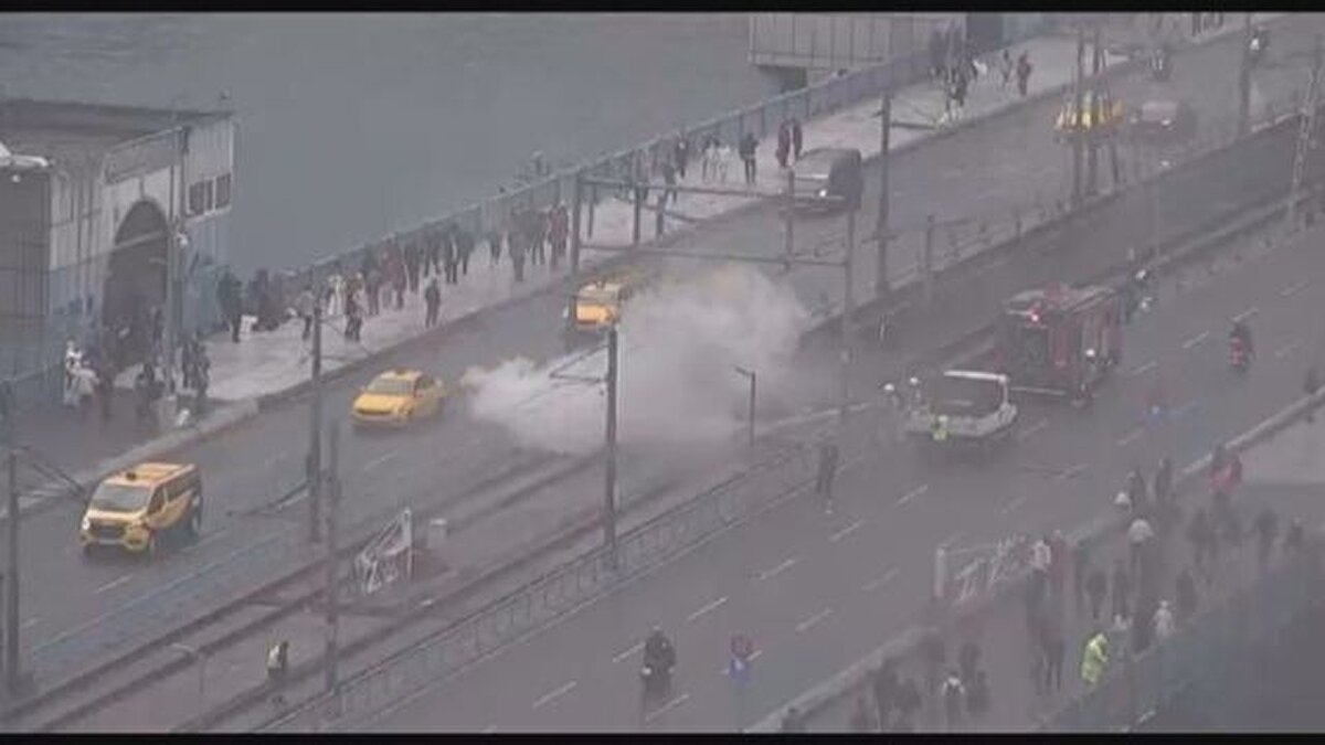 Galata Köprüsü üzerindeki tramvay raylarının elektrik kutularında henüz bilinmeyen bir sebeple yangın çıktı.