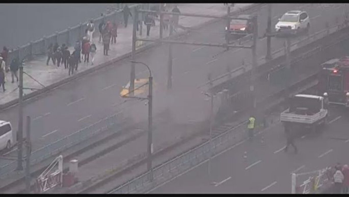 Yangın nedeniyle tramvay seferleri durdurulurken, ihbar üzerine bölgeye itfaiye ekipleri geldi. Yangın, itfaiyenin müdahalesi ile büyümeden söndürüldü.