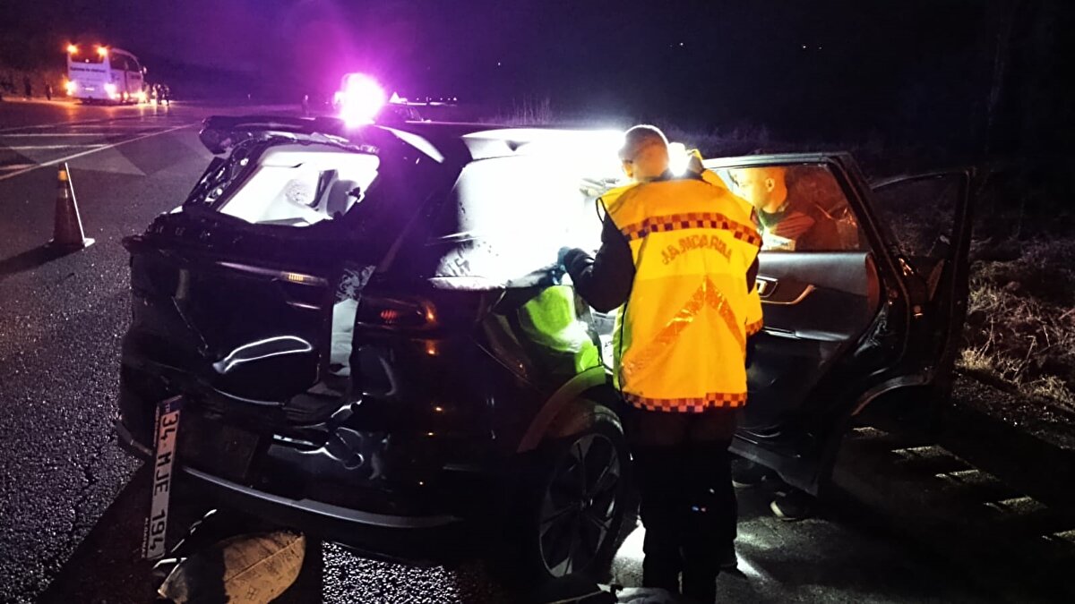 Kazada, otomobil sürücüsü Sercan ile yanındaki kişi ve otobüs şoförü Poyraz birlikte otobüste bulunan 7 kişi yaralandı. 