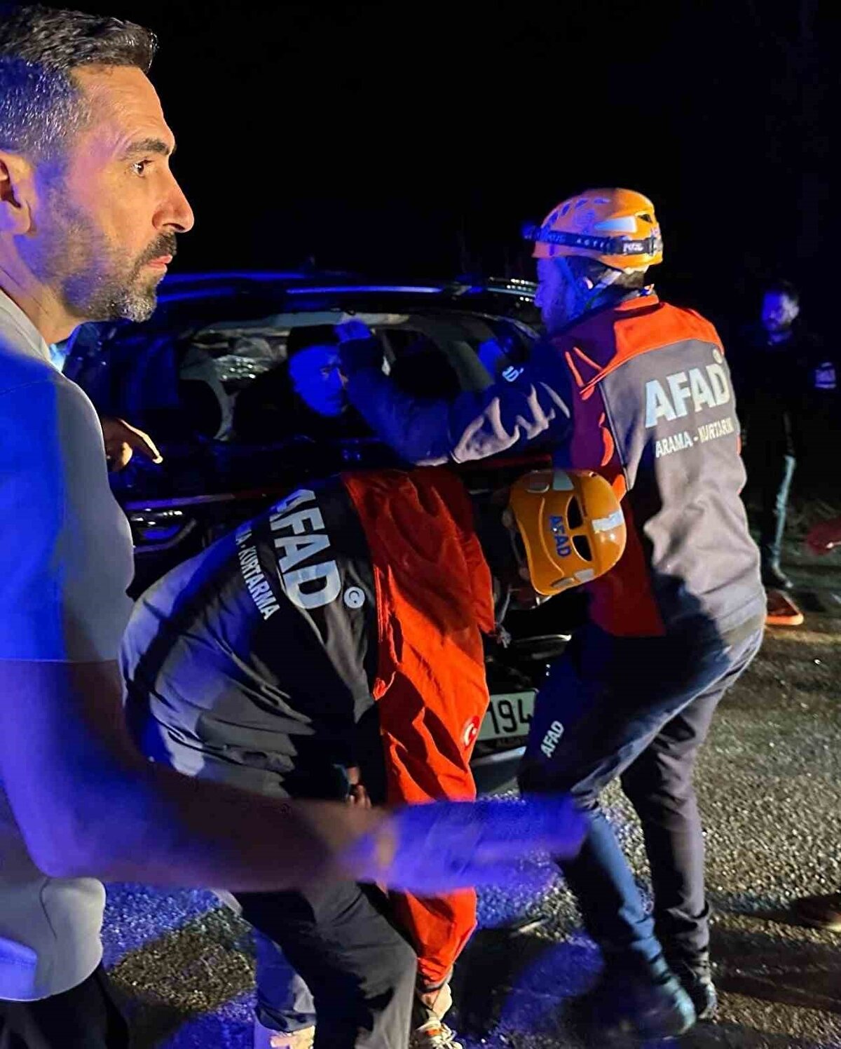 Ekipler, otomobilde sıkışan yaralıları bulundukları yerden kurtararak sağlık ekiplerine teslim etti. 