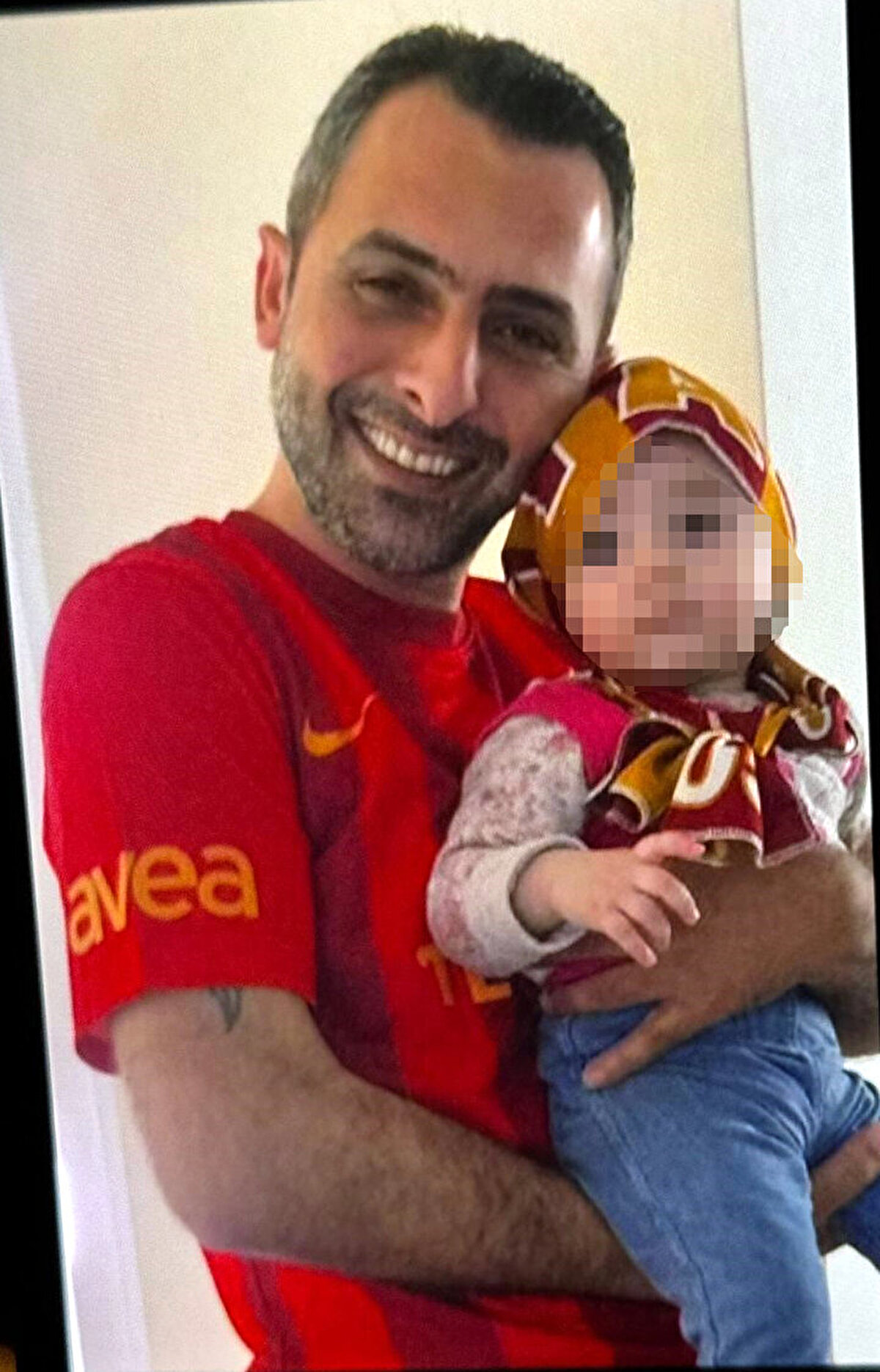 Damla Bakiler, Selin Bakiler ve anneleri Nazan Deniz Bakiler kanlar içerisinde yere yığılırken, Duman daha sonra bir yakınını arayarak 7 yaşındaki kızını evden almasını istedi. Telefon ettiği kişi ihbarda bulunarak, adrese polislerle birlikte geldi. Polisin eve yaklaşmasına izin vermeyen Duman, telefonla çağırdığı yakınına küçük kızı teslim etti. Polislerin ikna çabalarına karşılık vermeyen Haydar Duman, aynı silahla intihar etti.