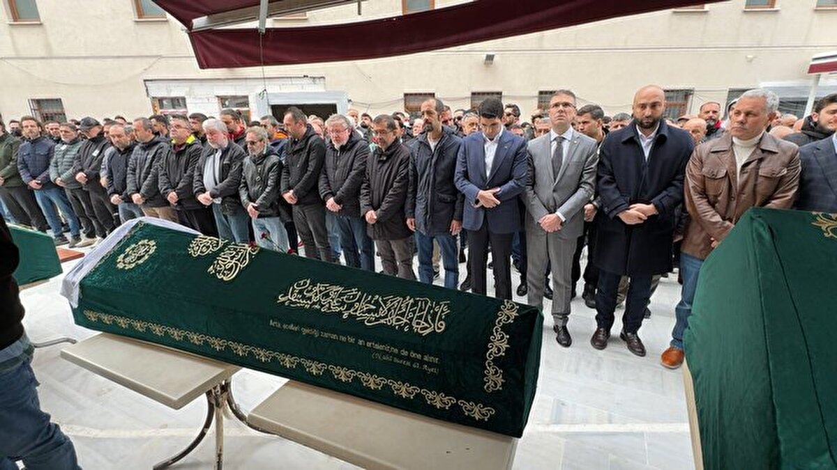 SON YOLCULUĞA UĞURLANDILAR<br><br><br><br>Olayda Selin Bakiler ve H.D. yaralanırken Damla Bakiler ve Nazan Deniz Bakiler hayatını kaybetti. Otopsi işlemlerinin ardından cenazeleri Adli Tıp Kurumu'ndan alınan Damla Bakiler ve annesi Nazan Deniz Bakiler bugün öğlen namazına müteakip Avcılar Mustafa Kemalpaşa Mahallesi Hazreti Ali Camii'nde kılınan namazın ardından dualarla son yolcuğuna uğurlandı.