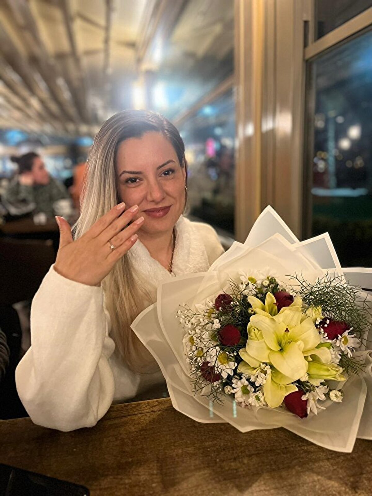 'NİŞAN SÜRECİ VARDI, KABULLENEMEMİŞ'<br><br><br><br>Namaza katılan Damla Bakiler'in amcası Volkan Bakiler, "5 sene önce boşanmıştı. Yeniden nişanlanma sürecindeydi 10 gün sonra da nişanı vardı. Kabullenmeyip eve gitmiş. Kadir Gecesi bahanesiyle eve gidiyor. Kapıda beklerken silahla güç kullanıp içeri giriyor. Hem yeğenimi hem annesini sonrasında da cama çıkıp kalabalığı görünce kendisini öldürüyor...