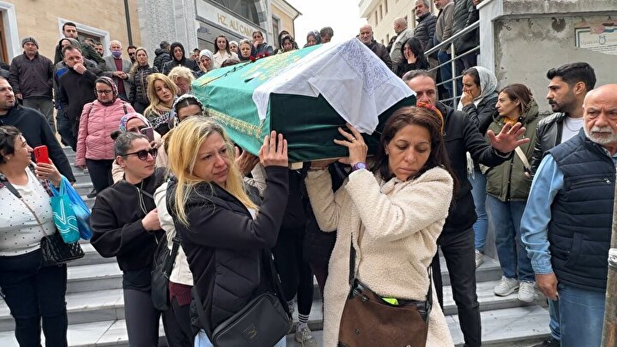 Avcılar Müftüsü Mehmet Özcan'ın kıldırdığı cenaze namazına Avcılar Kaymakamı Orhan Burhan, Belediye Başkanı Utku Caner Çaykara'nın yanı sıra çok sayıda kişi katıldı. Namaza katılanlar arasında olaydan yaralı olarak kurtulan kız kardeş Selin Bakiler de yer aldı. Damla Bakiler ve annesi Nazan Deniz Bakiler 'in cenazesi Silivri Alipaşa Mezarlığı'nda toprağa verildi.