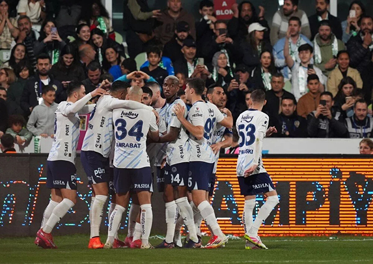 FENERBAHÇE TARAFTARI CEZALI<br>Fenerbahçe'nin taraftarı cezası nedeniyle karşılaşmayı statta izleyemedi. Türkiye Futbol Federasyonu (TFF), Galatasaray karşılaşması sonrası sarı-lacivertli futbolseverlerin 2 deplasman karşılaşmasından men edildiğini açıklamıştı. Bodrum Stadı'nda takımlarını destekleyemeyen Fenerbahçeli taraftarlar bir sonraki deplasman olan Sivasspor maçına da alınmayacak.