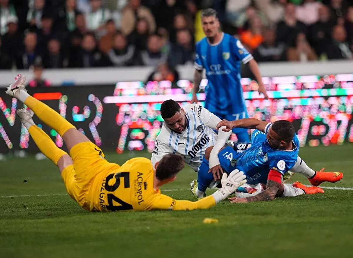 BODRUM FK'DA KALECİ PROBLEMİ YAŞANDI<br>Bodrum FK takımında ise kaleci krizi yaşandı. Fenerbahçe maçında cezası nedeniyle Portekizli eldiven Diogo Sousa görev yapamadı. Tecrübeli file bekçisi Gökhan Akkan ise sakatlığını atlatamadı. Üçüncü kaleci Kerem Yusuf'un ise maçtan 1 gün önce omzu çıktı. Yeşil-beyazlılarda Fenerbahçe maçında kaleyi 18 yaşındaki Rüzgar Mehmet Adıyaman devraldı. Genç kaleci kariyerindeki ilk Süper Lig karşılaşmasını Fenerbahçe'ye karşı oynadı.