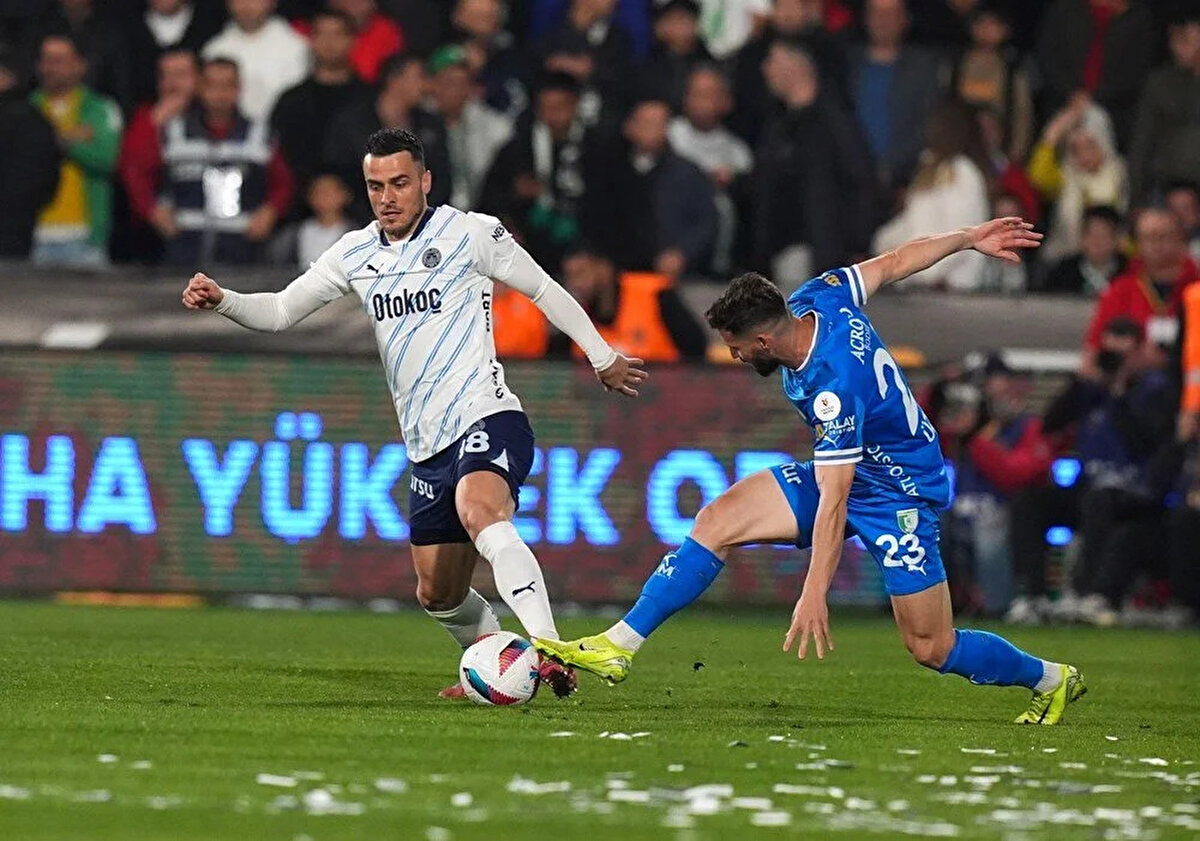 FENERBAHÇE HEMEN CEVAP VERDİ<br>Fenerbahçe, 1-1'in ardından 2 dakika içinde yeniden öne geçti. Sarı - lacivertlilerin sol kanattan geliştirdiği atakta Youssef En-Nesyri'nin içeriye çevirdiği topu arka direkte Oğuz Aydın tamamladı ve skor 2-1'e geldi.