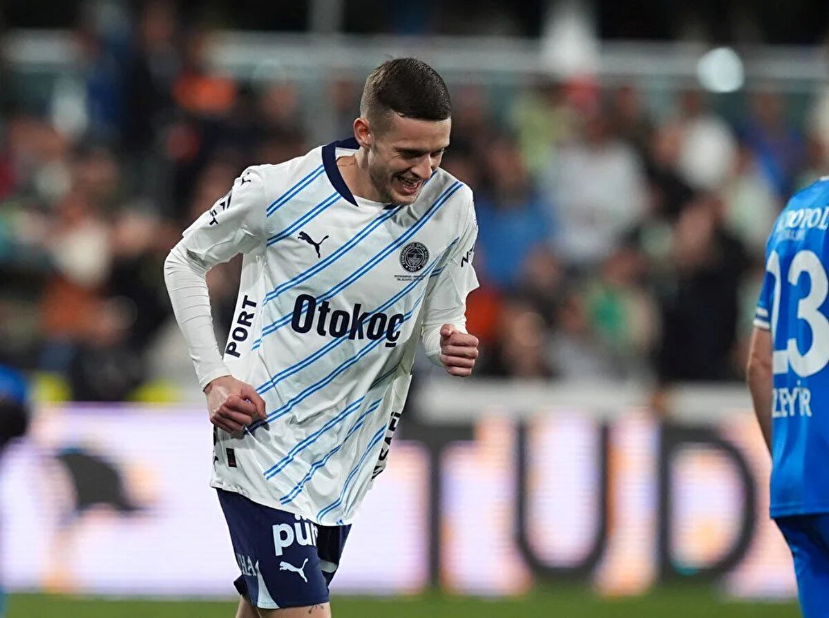 SZYMANSKI ATTI<br>Maçın 36. dakikasında Fenerbahçe farkı 2'ye çıkardı. Sağ kanatta topla buluşan İrfan Can Kahveci'nin ortasını karşılamakta güçlük çeken kaleci Rüzgar'ın hamlesi, Sebastian Szymanski'nin önüne düştü. Polonyalı futbolcu, kafasıyla tamamladı ve sarı - lacivertliler 3-1 öne geçti.