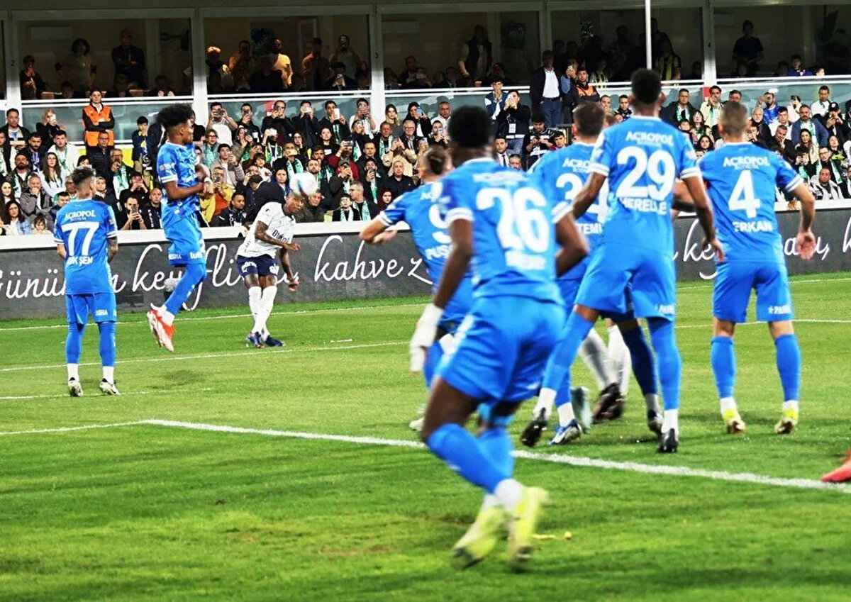 İKİ DOST BU KEZ KARŞI KARŞIYA<br>Yıllarca Porto, Real Madrid ve Chelsea gibi dünya devi takımlarda birlikte çalışan ve büyük başarılara imza atan Fenerbahçe Teknik Direktörü Jose Mourinho ile Bodrum FK'nın Teknik Direktörü Jose Morais bu kez rakip oldu. İki Portekizli karşılaşma öncesi birbirlerine sarılıp başarılar diledi. Morais, Porto'dan Mourinho'nun asistanlığını üstlenirken, Real Madrid ve Chelsea'de ise yardımcı antrenörlüğünü yapmıştı. Karşılaşma öncesinde top toplayıcı çocuklar Mourinho'ya yoğun ilgi gösterdi. Portekizli teknik adam da çocukların ilgisini karşılıksız bırakmayıp birlikte fotoğraf çektirdi.