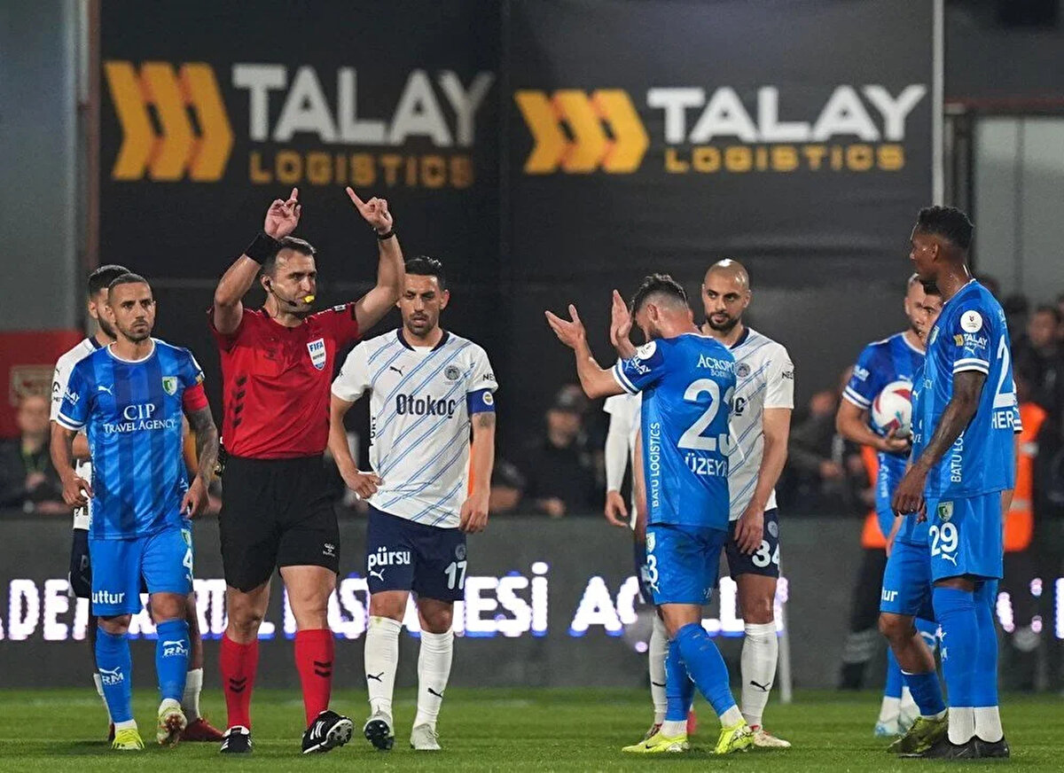 BODRUM FK PENALTIYLA DURUMU EŞİTLEDİ<br>Gol sonrası oyunu dengelemek isteyen Bodrum FK, 30. dakikada VAR kontrolünün ardından penaltı kazandı. Bodrum FK hücumunda Fenerbahçe ceza sahasına çevrilen top için penaltı itirazları yapıldı. Pozisyonu inceleyen hakem, Anderson Talisca'nın topa elle müdahale ettiğine karar verdi ve penaltı noktasını gösterdi. Topun başına geçen Puscas, meşin yuvarlağı ağlarla buluşturdu.