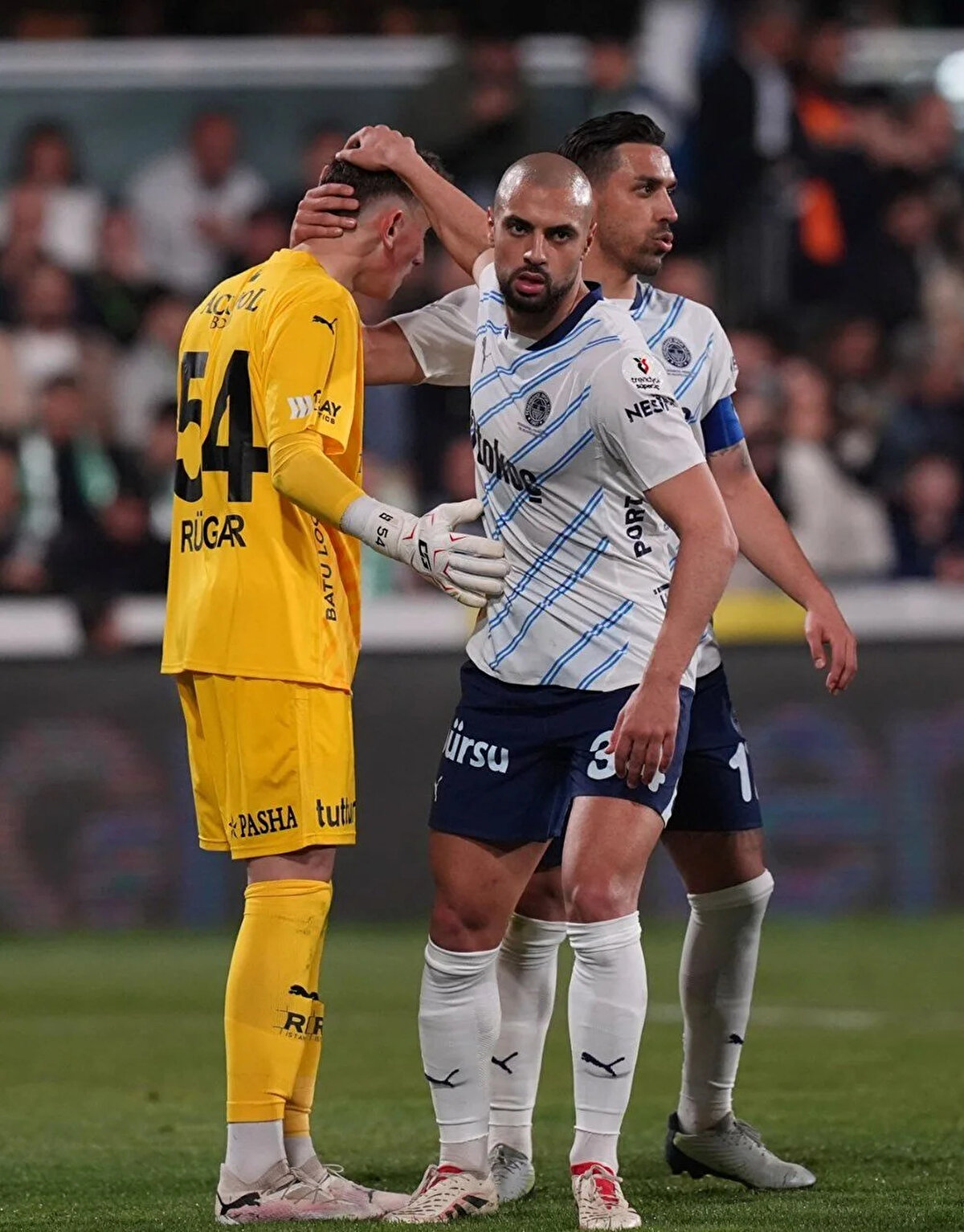 Golün ardından hem Bodrum FK oyuncuları hem de Fenerbahçeli futbolcular, kaleci Rüzgar'ın yanına giderek yaptığı hatadan dolayı genç file bekçisini teselli etti.