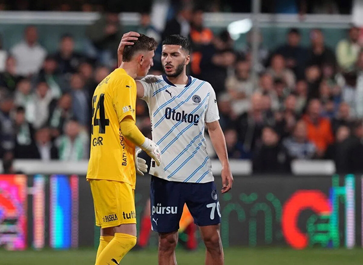 İki takım futbolcularının da genç eldiveni teselli etmesi taraftarlardan alkış alırken, sosyal medyanın da gündemine oturdu.