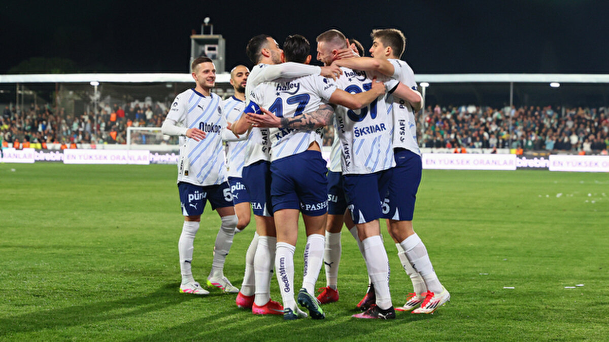 Trendyol Süper Lig'in 29. haftasında Fenerbahçe, deplasmanda Bodrum FK ile karşılaştı. Sarı-lacivertliler maçtan 4-2 galip ayrıldı.<br><br>Karşılaşmanın ilk yarısı 5 gole sahne oldu. Fenerbahçe'de Milan Skriniar, mücadelenin 5. dakikasında fileleri havalandırdı ve Fenerbahçe kariyerindeki ilk golünü attı. 31. dakikada ise George Puşçaş'ın kazanılan penaltıyı gole çevirmesinin ardından Bodrum FK skora dengeyi getirdi. Fenerbahçe ise bu golün 1 dakika sonrasında Oğuz Aydın ile cevabını geciktirmedi: 2-1. 36. dakikada ise Sebastian Szymanski, skoru 3-1'e getiren golü attı. 44. dakika ise Fenerbahçe lehine penaltı kararı çıktı. Topun başına geçen Anderson Talisca, 45. dakikada takımının 4. golünü attı.