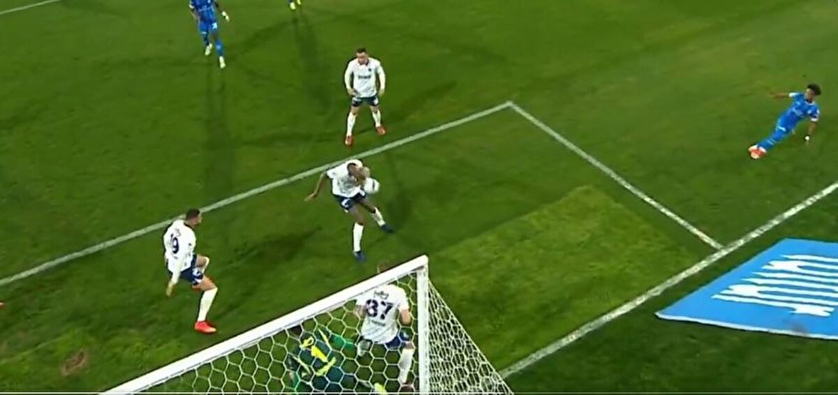 BODRUM'DA PENALTI KARARI<br>Bodrum FK, Fenerbahçe ile karşı karşıya geldiği maçta VAR incelemesiyle penaltı kazandı.<br><br>Mücadelenin 27. dakikasında Okita'nın ceza sahasında çevirdiği top Anderson Talisca'dan geri döndü.<br><br>Bodrumlu oyuncular, bu pozisyonda penaltı itirazında bulundu.<br><br>Hakem Atilla Karaoğlan, kendisine itirazda bulunan Bodrumlu oyunculara VAR ile konuştuğunu işaret etti. Hakem Karaoğlan, bir süre VAR kontrolünün ardından pozisyonu izlemeye ekrana gitti ve daha sonra penaltı noktasını gösterdi. Bodrum'da penaltıda topun başına geçen George Puscas, 31. dakikada skoru 1-1'e getiren golü attı.