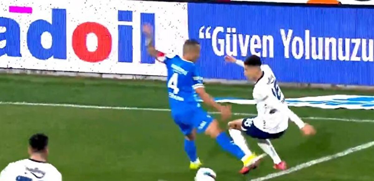 BİR PENALTI DA FENERBAHÇE'YE<br>Mücadelenin 44. dakikasında Erkan Değişmez'in müdahalesi sonrasında Mert Müldür yerde kaldı.<br><br>Maçın hakemi Atilla Karaoğlan bu pozisyonun ardıdnan penaltı noktasını gösterdi.<br><br>Topun başına geçen Anderson Talisca, penaltıyı gole çevirdi.