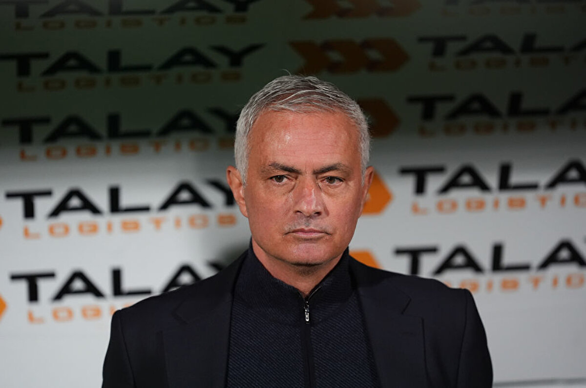 MOURINHO'DAN İLK 11 KARARI<br>Fenerbahçe Teknik Direktörü Jose Mourinho, Bodrum FK deplasmanında değişikliklere gitti. Portekizli teknik adam, İrfan Can Kahveci'ye ilk 11'de şans verirken, Dusan Tadic'i yedek soyundurdu. Fenerbahçe orta sahasının önemli isimlerinden Fred, milli ara sırasında yaşadığı sakatlık nedeniyle Bodrum FK maçının kamp kadrosunda yer almadı. Yine arada sakatlanan golcü Edin Dzeko da müsabakaya yedek kulübesinde başladı. Mourinho, bu karşılaşmada kaleci Livakovic'i kızağa çekti, İrfan Can Eğribayat'ı oynattı.