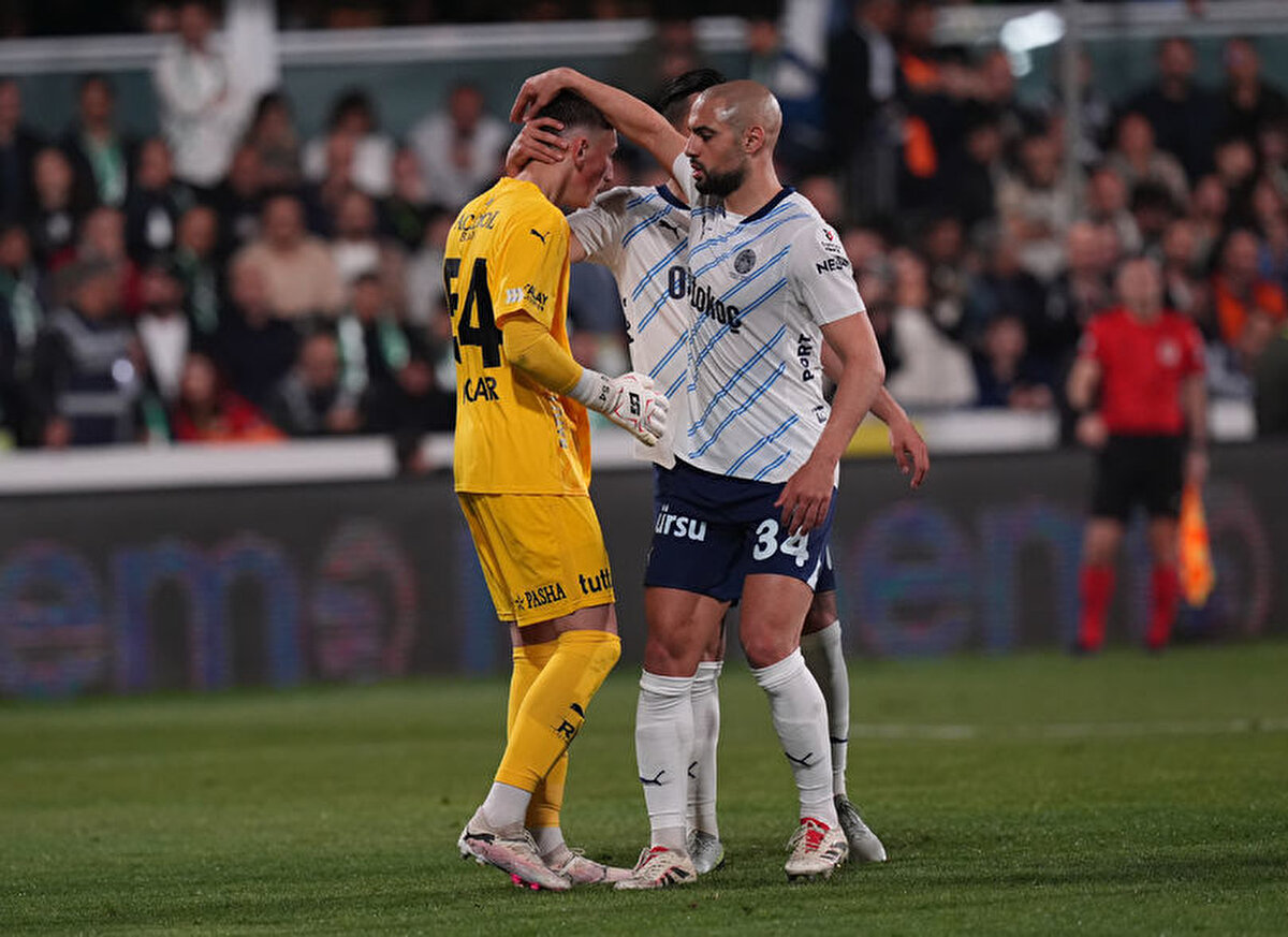 BODRUM'UN KALESİNİ RÜZGAR DEVRALDI<br>Bodrum FK takımında ise kaleci krizi yaşandı. Fenerbahçe maçında cezası nedeniyle Portekizli eldiven Diogo Sousa görev yapamadı. Tecrübeli file bekçisi Gökhan Akkan ise sakatlığını atlatamadı. Üçüncü kaleci Kerem Yusuf'un ise maçtan 1 gün önce omzu çıktı. Yeşil-beyazlılarda Fenerbahçe maçında kaleyi 18 yaşındaki Rüzgar Mehmet Adıyaman devraldı. Genç kaleci kariyerindeki ilk Süper Lig karşılaşmasını Fenerbahçe'ye karşı oynadı.