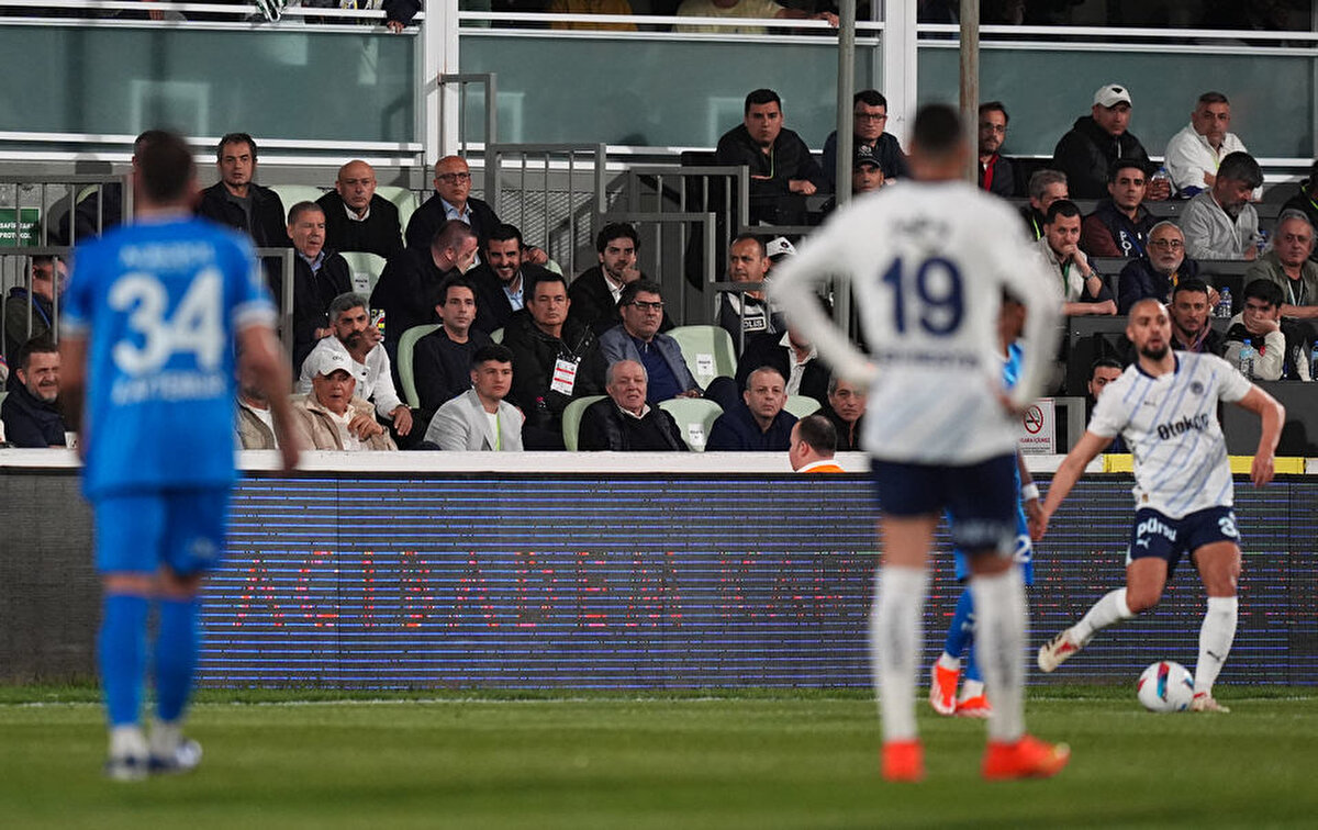 MOURINHO, ESKİ YARDIMCISI İLE RAKİP OLDU<br>Yıllarca Porto, Real Madrid ve Chelsea gibi dünya devi takımlarda birlikte çalışan ve büyük başarılara imza atan Fenerbahçe Teknik Direktörü Jose Mourinho ile Bodrum FK'nın Teknik Direktörü Jose Morais bu kez rakip oldu. İki Portekizli karşılaşma öncesi birbirlerine sarılıp başarılar diledi. Morais, Porto'dan Mourinho'nun asistanlığını üstlenirken, Real Madrid ve Chelsea'de ise yardımcı antrenörlüğünü yapmıştı. Karşılaşma öncesinde top toplayıcı çocuklar Mourinho'ya yoğun ilgi gösterdi. Portekizli teknik adam da çocukların ilgisini karşılıksız bırakmayıp birlikte fotoğraf çektirdi.