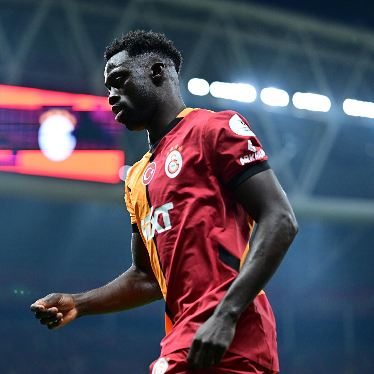 Kolombiya’nın Brezilya ile oynadığı maçta başına aldığı darbe sonrası oyundan çıkan ve bu nedenle Paraguay karşısında forma giyemeyen Sanchez’den iyi haber geldi. Kontrolden geçirilen başarılı stoperin derbide takımdaki yerini alabileceği bildirildi.