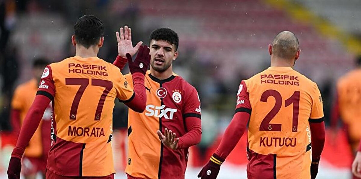 Türkiye Gazetesi'nde yer alan habere göre Kemerburgaz'a çıkarma yapan Dursun Özbek, futbolculara, "Derbi primlerini galibiyetlerden sonra birlikte belirleyelim." teklifinde bulunduğu ifade edildi.<br>