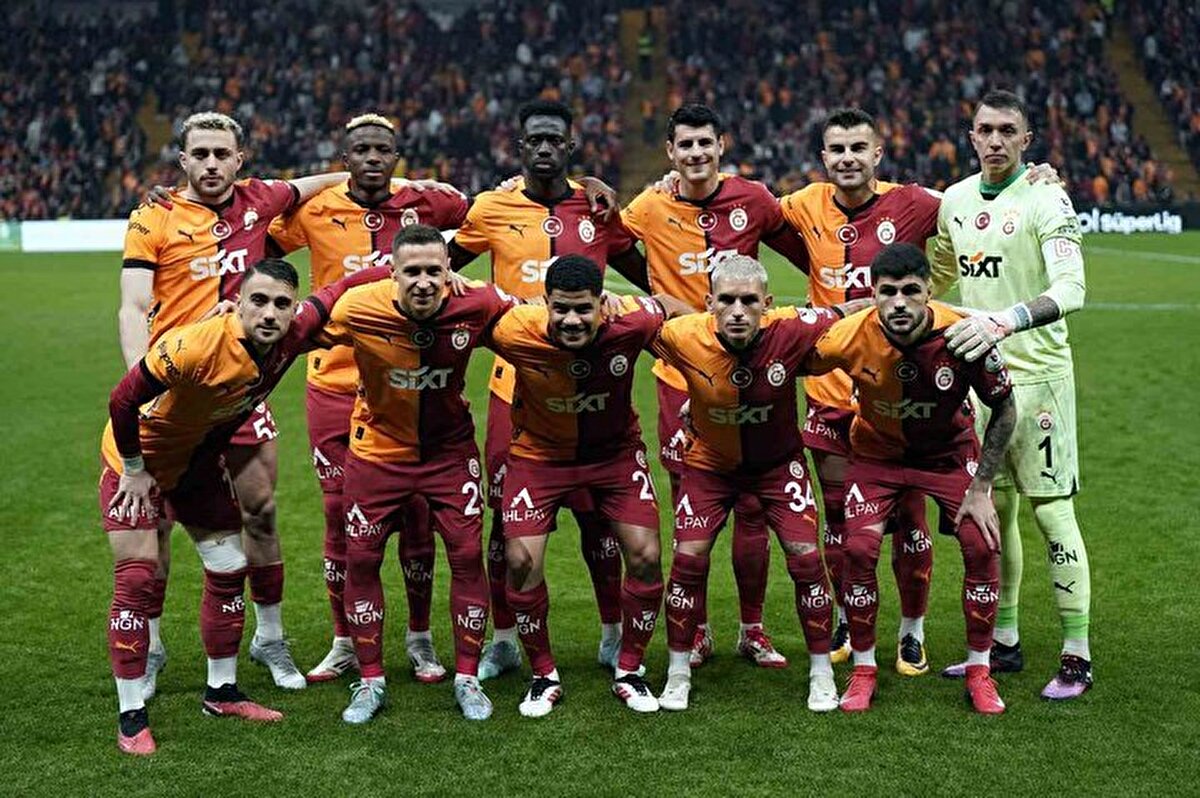 Futbolcular ve teknik direktör Okan Buruk'un da Dursun Özbek'e galibiyet sözü verdiği belirtildi.