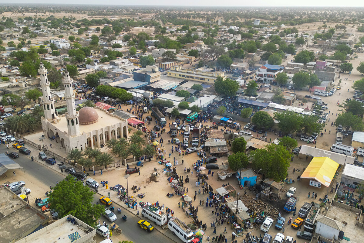 Oruçlu ihtiyaç sahipleri için iftar hazırlamak amacıyla sabahın erken saatlerinden itibaren yoğun bir çalışma içine giren Baye Fall hareketi takipçileri, hareketin ileri gelenlerinin evlerinin bahçesinde toplandı.