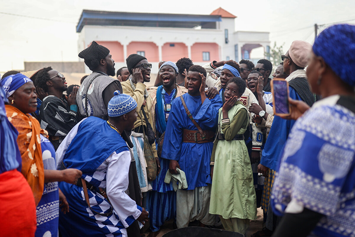 Baye Fall takipçileri, Mürîdîlik'in kutsal kenti Touba ile Mürîdîliğin kurucusu Şeyh Ahmedü Bamba'nın son yıllarını geçirdiği Diourbel kentinde her gün ihtiyaç sahipleri için iftar hazırlayıp dağıtıyor.