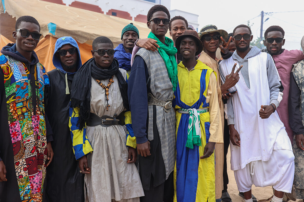 Baye Fall, namaz kılmıyor ancak cami inşaatında çalışıyor, oruç tutmuyor ancak Ramazan boyunca iftar hazırlayıp dağıtıyor, zekat vermiyor ancak dar gelirlilerin ihtiyaçlarını gideriyor.