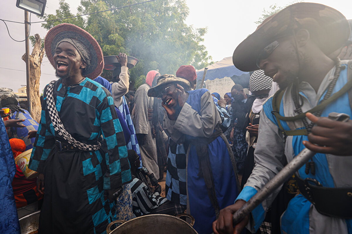 Ana akım Mürîdîlerden ibadetleri yerine getirme yönüyle ayrılan Baye Fall topluluğunun, gayrimüslimlerin İslâmiyet'e girişinde basamak görevi gördüğüne inanılıyor.