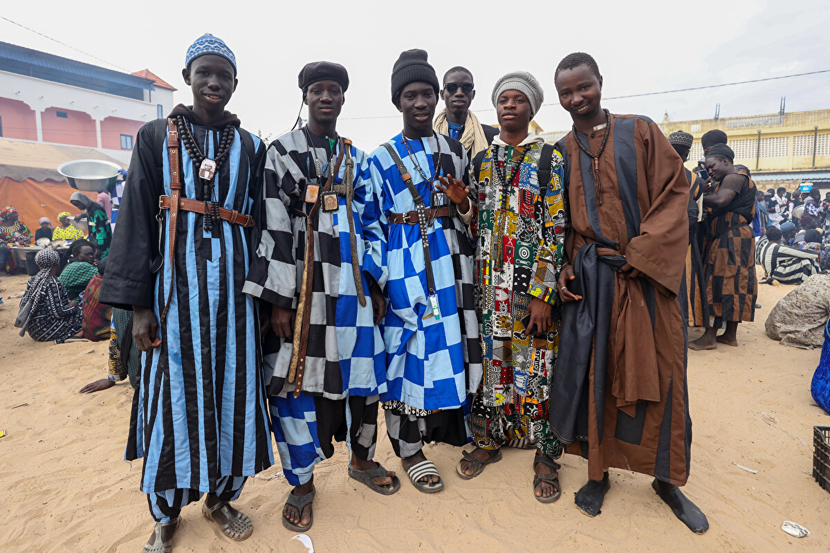 Mürîdîliğin mistik boyutu Baye Fall hareketi<br><br>Senegal'de Müslüman halkın büyük çoğunluğunun takip ettiği Sünnî tarikat Mürîdîlik, Senegalli Müslüman âlim Şeyh Ahmedü Bamba'nın (1853-1927) 1887'de Touba kentinde bir ağacın etrafına yerleşerek talebe yetiştirmesiyle kuruldu.