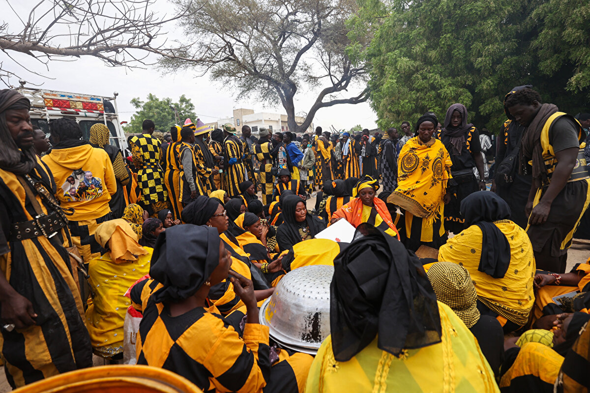 Mürîdîliğin kurucusu Bamba ile onun ilk talebesi Mame İbrahim Fall'ın, 1883 yılında Ramazan'ın 20. günü karşılaştıkları kabul edilmektedir. 