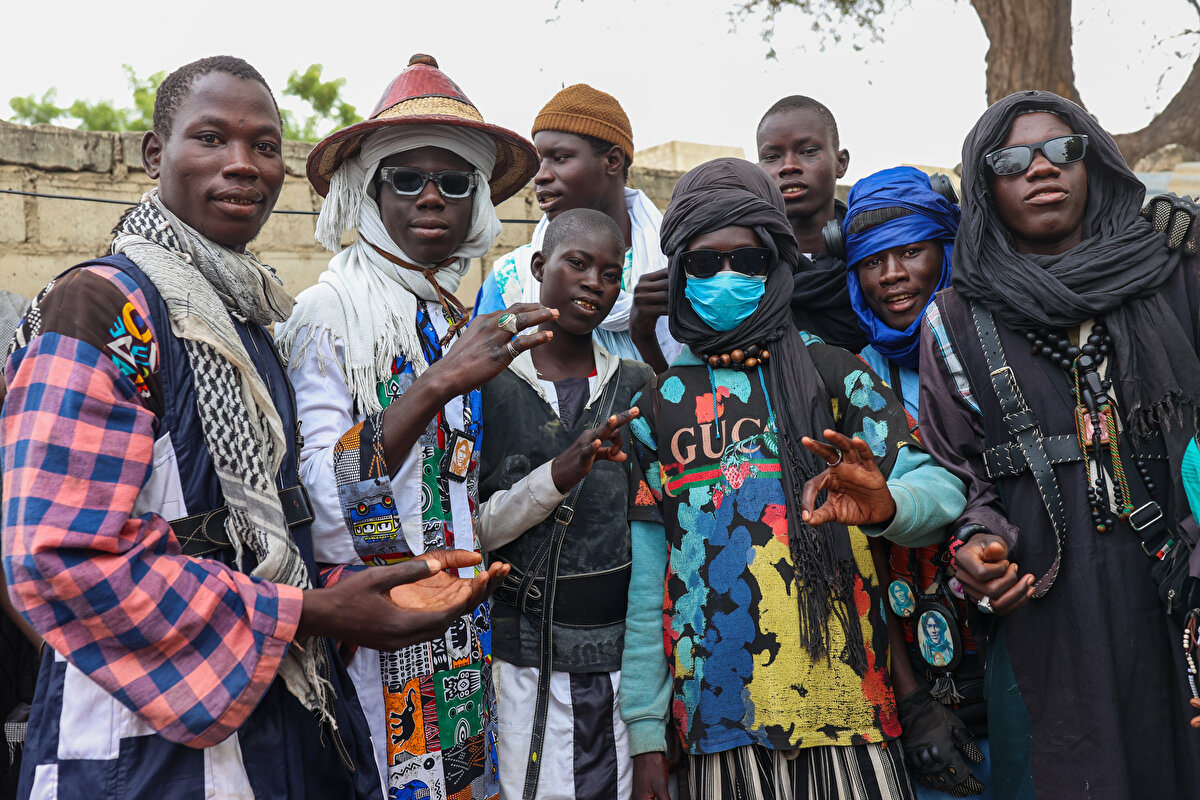 Renkli kıyafetleri, rastalı saçları ve ilginç aksesuarlarıyla dikkati çeken Baye Fall hareketi mensuplarının büyük kısmı, kendilerinin farz ibadetlerden muaf olduğuna inanıyor.