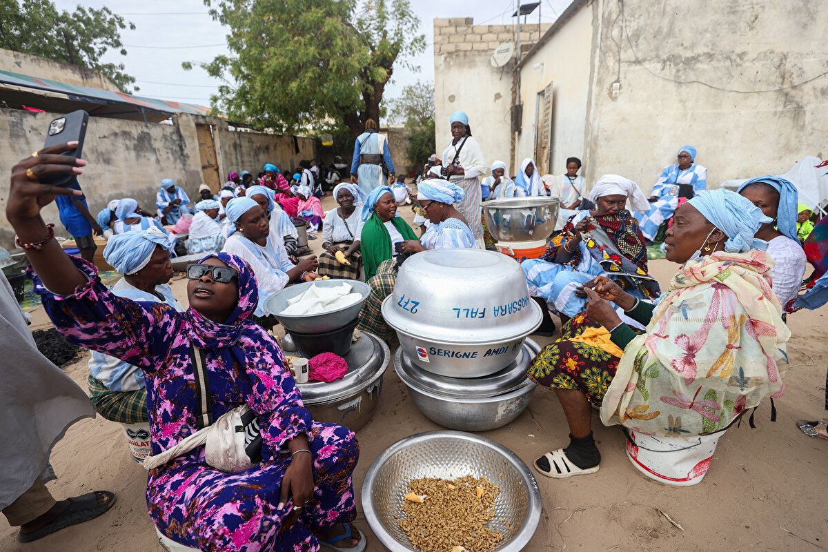 Sayıları binleri bulan Baye Fall takipçileri, açık havada kurdukları kazanlarda zikir ve ilahiler eşliğinde et, pilav ve sebzeli yemek pişirdi.