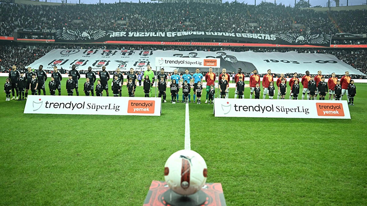 Süper Lig'de 44 puanla 4. sırada yer alan Beşiktaş, 29. haftada 71 puanla lider konumdaki Galatasaray'ı konuk ediyor. Ligdeki son 2 maçını kaybeden Beşiktaş, derbiyi kazanıp çıkışa geçmek istiyor. Son 2 maçını kazanan Galatasaray ise şampiyonluk yolunda kritik bir eşiği üç puanla geçme hedefinde.<br>