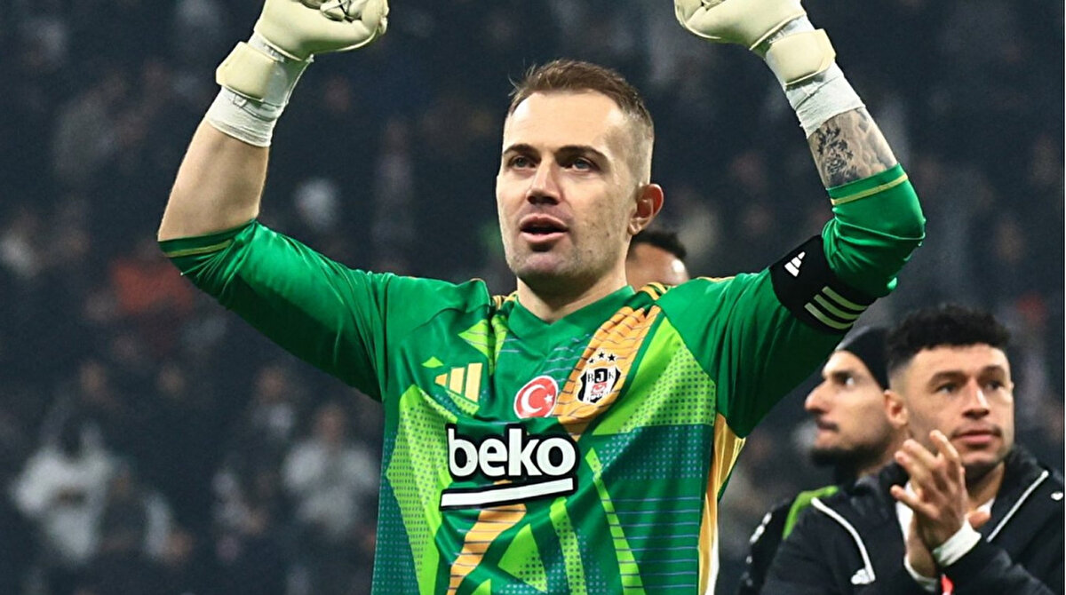 Beşiktaş'ta 5 isim ceza sınırında<br><br><br> Beşiktaş'ta Mert Günok, Ersin Destanoğlu, Emirhan Topçu, Ciro Immobile ve Semih Kılıçsoy sarı kart ceza sınırında. Söz konusu isimler derbide sarı kart görmesi halinde gelecek hafta Kasımpaşa deplasmanında forma giyemeyecek.<br>