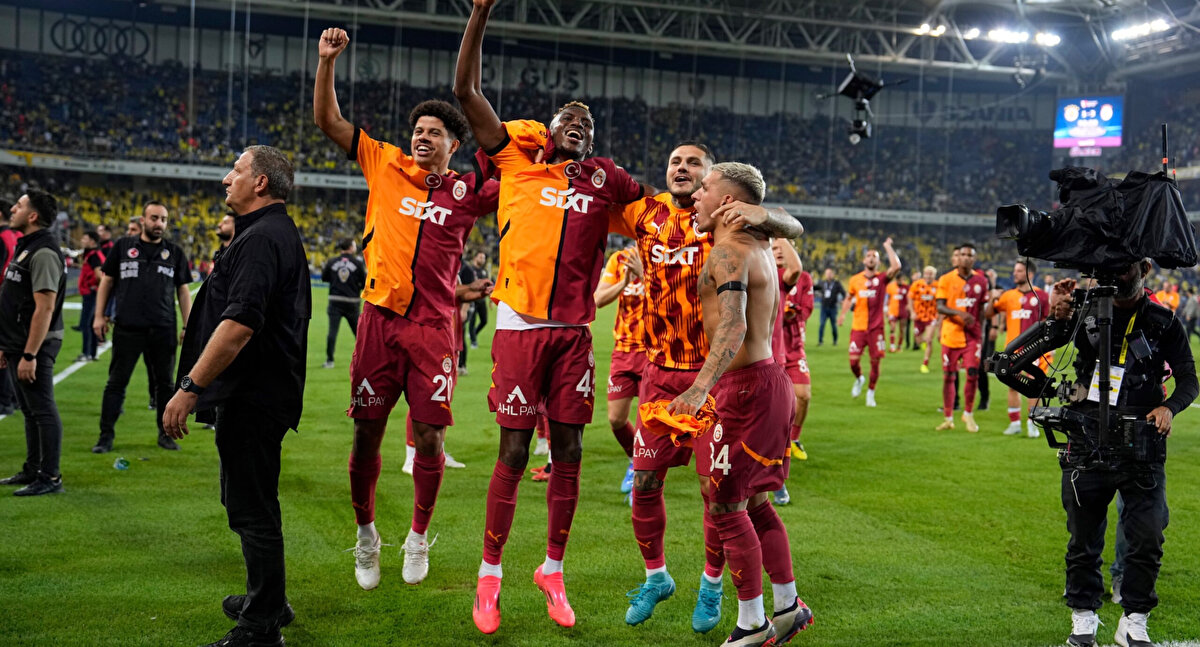 Ligde 28 deplasmanda 25 maçtır yenilmiyor<br><br> Süper Lig'de son yenilgisini geçtiğimiz sezon iç sahada Fenerbahçe'ye karşı alan Galatasaray, daha sonra oynadığı 28 maçta mağlubiyet yüzü görmedi. Öte yandan Galatasaray, ligde deplasmanda çıktığı son 25 maçta da yenilmedi. Sarı-kırmızılılar bu periyotta 21 galibiyet, 4 beraberlik elde etti.