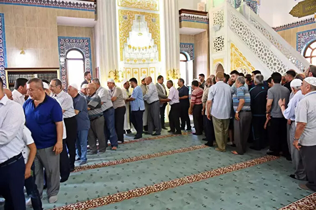 Ramazan Bayramı öncesi uzmanlar, solunum yolu hastalıklarının yayılma riskine karşı uyarılarda bulundu. Mevsim geçişine bağlı viral enfeksiyonların arttığını belirten uzmanlar, bayramlaşma sırasında önlem alınması gerektiğini vurguladı.