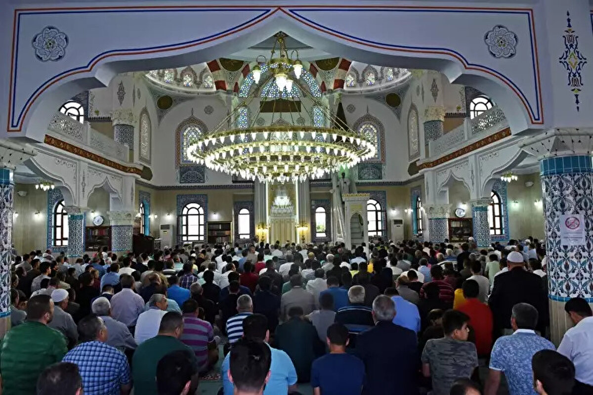 "Doğrudan temas risklidir"<br><br>Bayramların salgın hastalıkların yayılması için uygun ortamlar sunduğuna dikkat çeken Prof. Dr. Özlü, "Ateşi olan, öksüren, hapşıran, solunum yolu enfeksiyon belirtileri olan kişilerin başkalarına bulaştırmamak için dikkatli olmalarını öneriyorum. Havasız ve kapalı mekanlara gitmemelerini tavsiye ederim. Kendilerini biraz izole etsinler.