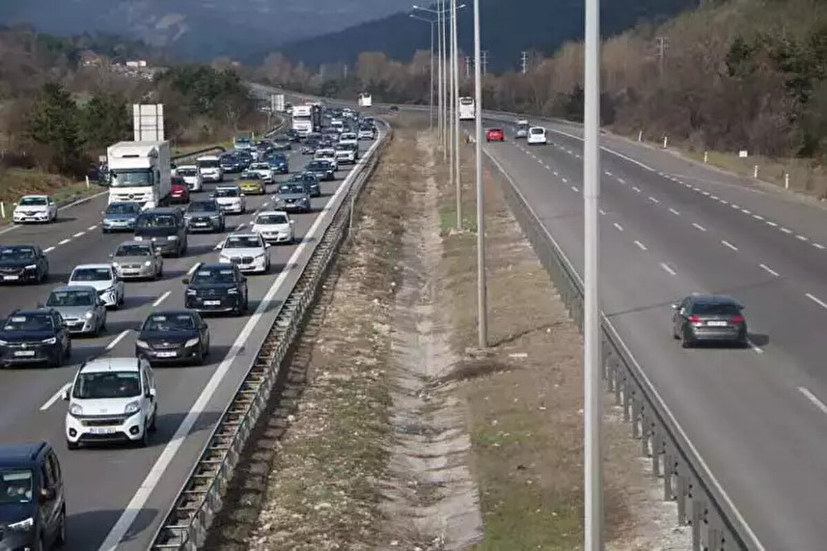 Trafik yoğunluğu dron ile görüntülendi<br><br>Ramazan Bayramı tatilinde memleketlerine gitmek isteyenler Anadolu Otoyolunun Bolu geçişinde araç yoğunluğuna neden oldu. Ankara yönündeki araç yoğunluğu dron ile görüntülendi.<br><br>