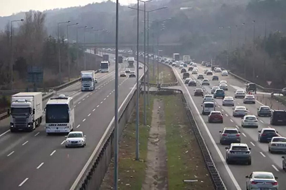 Ramazan Bayramı tatili için araçlarıyla memleketlerine gitmek için yola çıkanlar, Anadolu Otoyolu’nun Bolu geçişinde yoğunluk oluşturdu.