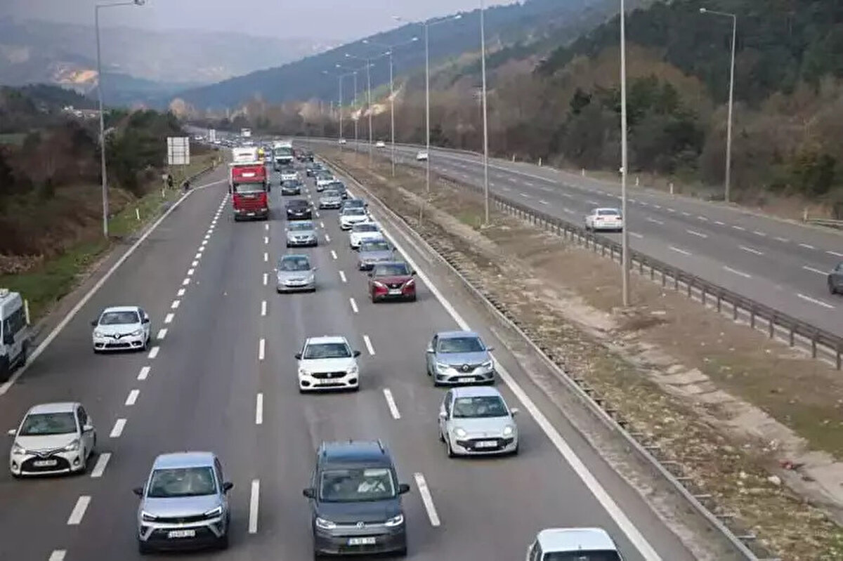 9 güne çıkan Ramazan Bayramı tatili için vatandaşlar memleketlerine gitmek için yollara düştü. Anadolu Otoyolu’nun Bolu geçişinin Ankara yönünde araç yoğunluğu oluştu. Yoğunluk nedeniyle sürücüler yavaş ilerlemek zorunda kaldı. Jandarma ekipleri de otoyol güzergahı üzerinde denetimlerini artırdı. Trafik yoğunluğunun gün içerisinde devam etmesi bekleniyor.