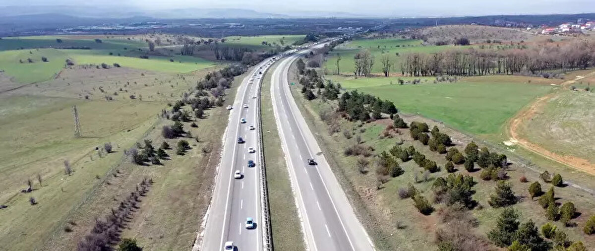  4 şeritli otoyolun bağlantı noktasından sonra 2 şeride düşmesi nedeniyle trafik zaman zaman durma noktasına geldi. Bölgedeki yoğunluk dron ile görüntülendi.