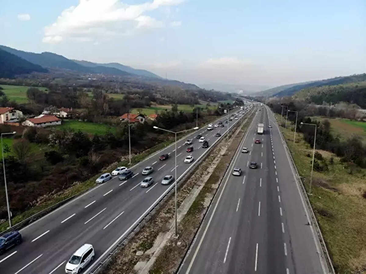 Karadeniz bağlantı noktasında yoğun trafik<br><br>Ramazan Bayramı tatilini Karadeniz illerinde geçirmek isteyenler, Anadolu Otoyolu’nun Gerede bağlantı noktasında uzun araç kuyrukları oluşturdu.